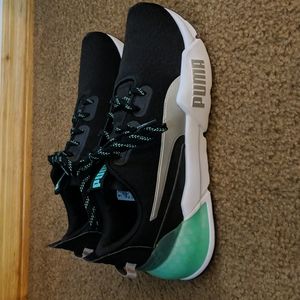 9.5 Puma soft foam shoes